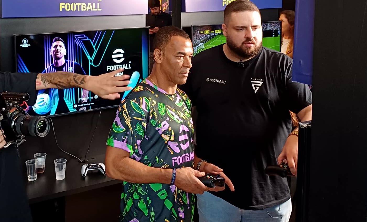 Vitor Abdalla ao lado do Cafu em evento oficial do eFootball, os dois de controle na mão